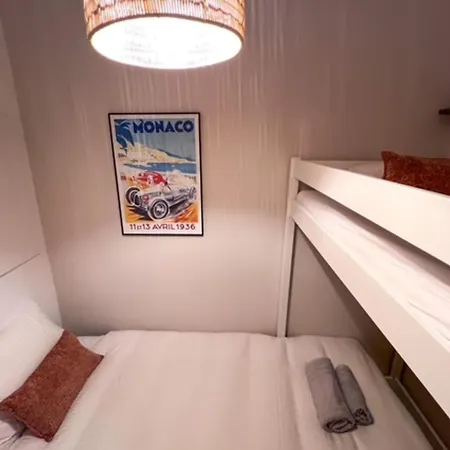 Апартаменты Charming With Hidden Garden Quiet Center