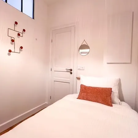 Апартаменты Charming With Hidden Garden Quiet Center