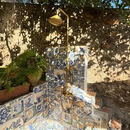 Charming With Hidden Garden Quiet Center Апартаменты *
