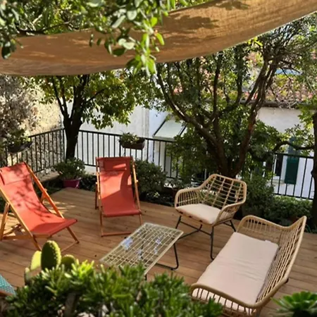 Charming With Hidden Garden Quiet Center