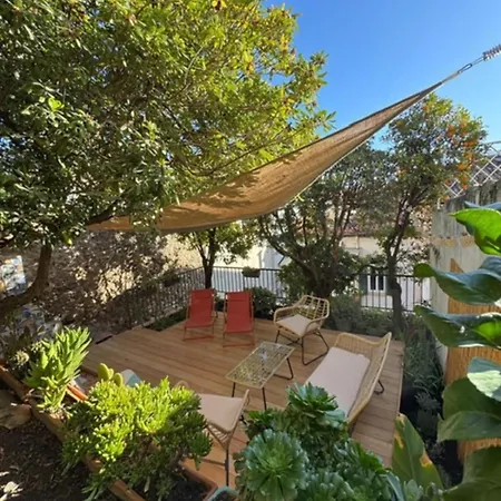 Апартаменты Charming With Hidden Garden Quiet Center
